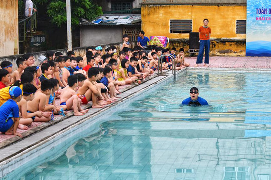 Đống Đa, Ba Vì tổ chức dạy bơi và phòng, chống đuối nước cho trẻ em