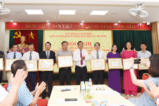 Khen thưởng 46 doanh nghiệp, doanh nhân quận Hoàn Kiếm thiết thực học tập, làm theo Bác
