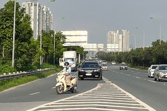 Hàng chục chủ xe máy bị tước giấy phép lái xe 4 tháng vì đi vào Đại lộ Thăng Long