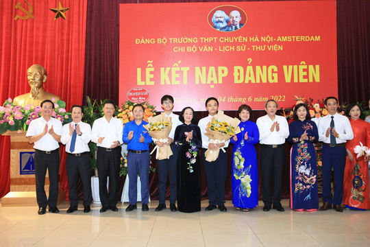 Hai học sinh ưu tú Trường THPT chuyên Hà Nội - Amsterdam vinh dự được kết nạp Đảng