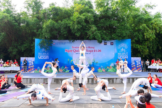 Hơn 1.000 người đồng diễn tại Festival chào mừng Ngày quốc tế Yoga