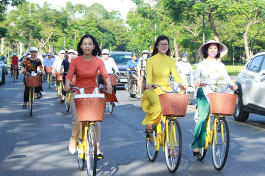 Lần đầu tiên triển khai dịch vụ xe đạp công nghệ công cộng tại Huế
