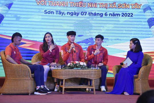 Các kình ngư Việt Nam giao lưu ''Thắp sáng ước mơ'' cùng thiếu nhi Hà Nội