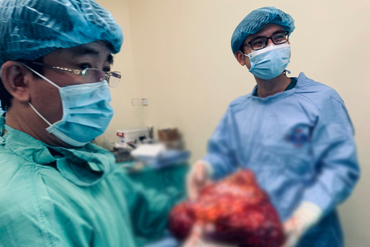 Phẫu thuật khối u khủng nặng 6,5kg có đường kính 40cm trong ổ bụng bệnh nhân