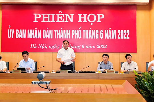 Tập thể UBND thành phố Hà Nội xem xét kết quả giải ngân đầu tư công năm 2022