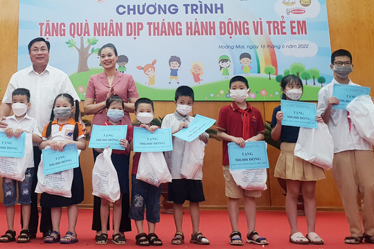 Tặng quà 173 trẻ em có hoàn cảnh khó khăn ở quận Hoàng Mai