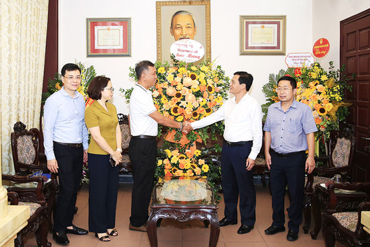 Phó Chủ tịch HĐND thành phố Phạm Quí Tiên chúc mừng các cơ quan báo chí Thủ đô