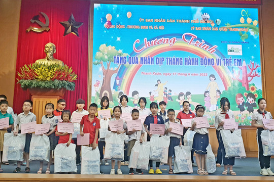 Tặng những phần quà ý nghĩa cho trẻ em khó khăn quận Thanh Xuân