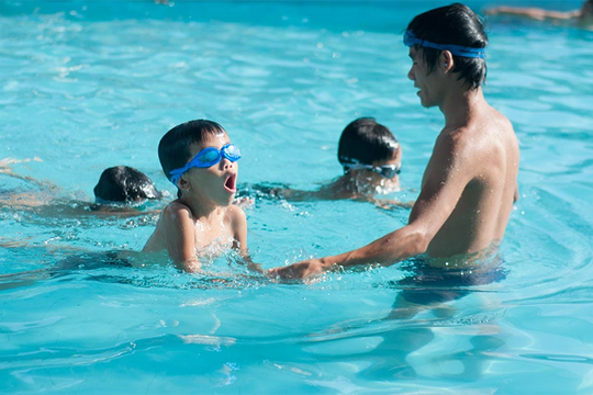 Kiên trì hoạt động dạy bơi cho trẻ em