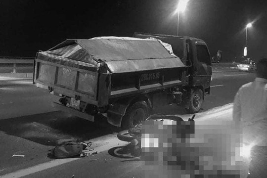 Nam thanh niên đi xe máy tử vong sau khi va chạm với ô tô tải đi cùng chiều