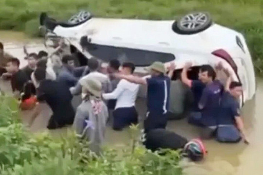 Hàng chục người dân lao xuống mương để cứu người trong xe ô tô bị lật
