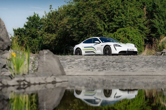 Porsche Taycan đi vòng quanh thế giới hỗ trợ các dự án địa phương