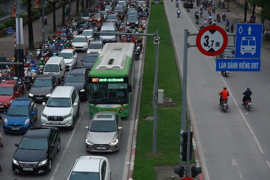 Đề xuất cho phép xe buýt thường, xe chở khách được đi vào làn buýt nhanh BRT