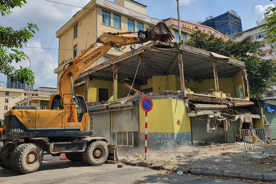 Cưỡng chế phá dỡ công trình xây dựng sai quy hoạch tại đường Dương Đình Nghệ (Cầu Giấy)