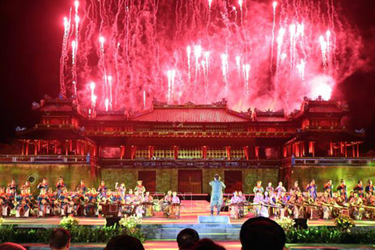 Lung linh sắc màu trong đêm khai màn Tuần lễ Festival Huế 2022