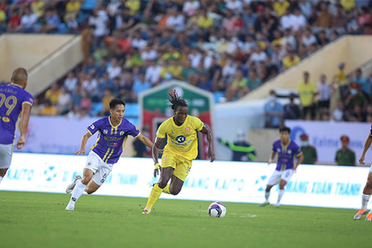 Hòa Nam Định FC ở trận đấu bù, Hà Nội FC vươn lên thứ 2 bảng xếp hạng