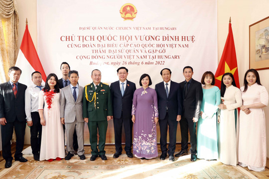 Chủ tịch Quốc hội Vương Đình Huệ thăm Đại sứ quán và gặp mặt cộng đồng người Việt Nam tại Hungary