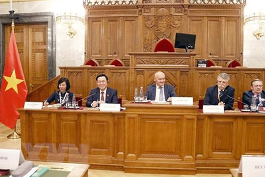 Hai Chủ tịch Quốc hội Việt Nam và Hungary đồng chủ trì tọa đàm lập pháp