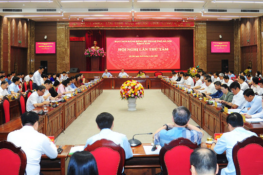 Ban Chấp hành Đảng bộ thành phố thảo luận tại hội trường về những vấn đề quan trọng của Thủ đô
