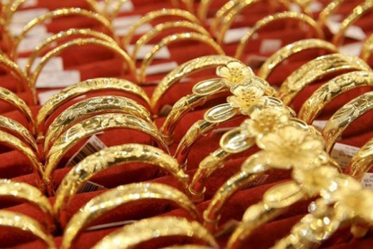 Giá vàng giảm 300.000 - 400.000 đồng/lượng trong tháng 6