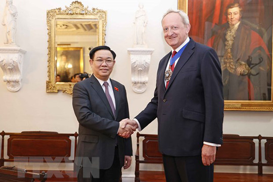 Chủ tịch Quốc hội Vương Đình Huệ gặp Quyền Thị trưởng Khu Tài chính London Peter Estlin
