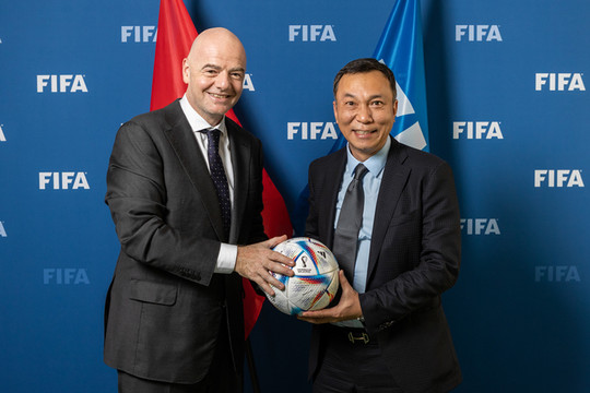 Chủ tịch FIFA cam kết tiếp tục ủng hộ sự phát triển của bóng đá Việt Nam