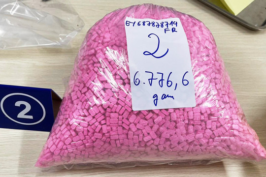 Thu giữ hơn 37kg ma túy núp dưới danh nghĩa quà biếu cá nhân phi mậu dịch
