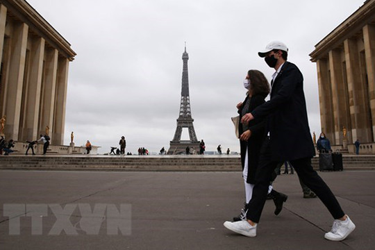 Pháp khuyến khích người dân đeo khẩu trang tại những địa điểm đông người có không gian kín