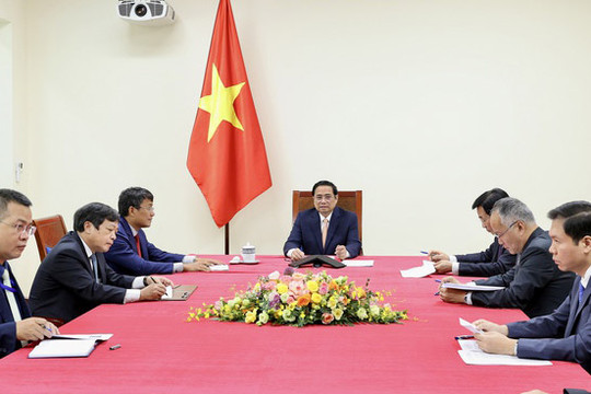 Thủ tướng Phạm Minh Chính điện đàm với Thủ tướng Hàn Quốc Han Duck-soo
