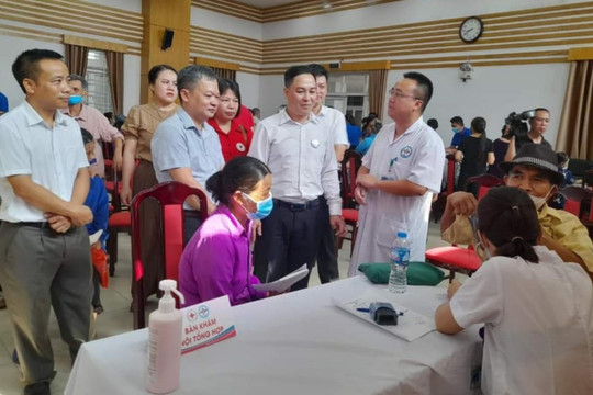 Khám bệnh miễn phí cho 300 gia đình chính sách ở huyện Sóc Sơn