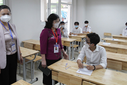 Thứ trưởng Bộ Giáo dục và Đào tạo Ngô Thị Minh kiểm tra thi tại Hà Nội