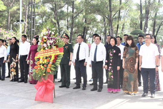 Đoàn đại biểu thành phố Hà Nội dâng hương tưởng niệm các Anh hùng liệt sĩ tại Quảng Trị