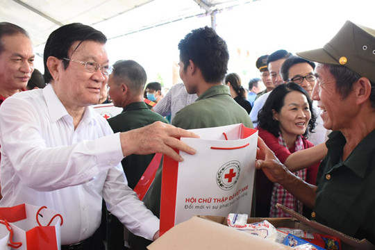 Hội Chữ thập đỏ Việt Nam tặng quà, tri ân người có công tại tỉnh Hà Giang