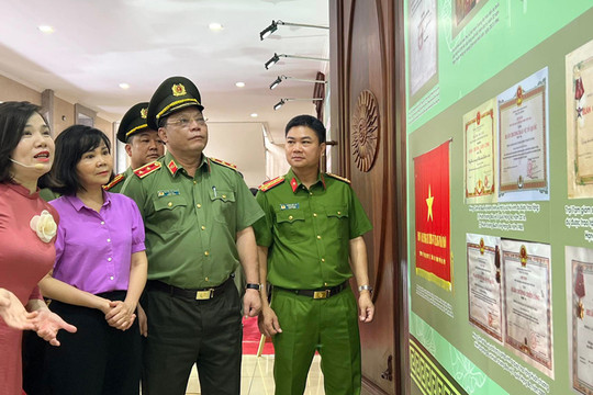 Khai mạc triển lãm ''Vinh quang chiến sĩ Cảnh sát Công an Thủ đô với sứ mệnh bảo vệ cuộc sống bình yên''