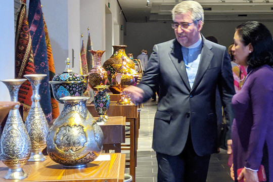 Khám phá triển lãm ''Di sản nghệ thuật Iran, cái nôi của nền văn minh'' tại Hà Nội