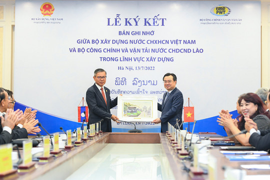 Bộ Xây dựng Việt Nam ký Biên bản ghi nhớ với Bộ Công chính và Vận tải Lào