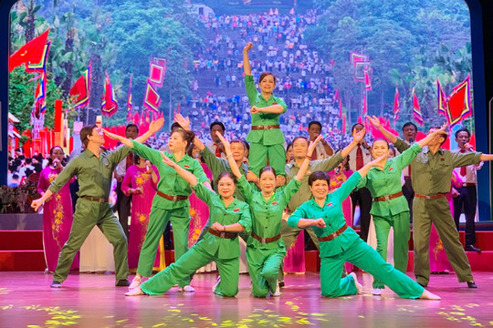 Biểu diễn ca nhạc chào mừng Ngày truyền thống lực lượng thanh niên xung phong Việt Nam