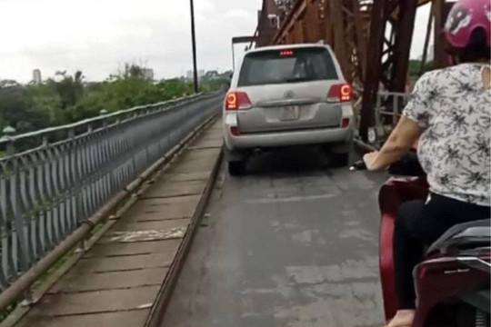 Xử lý lái xe ô tô đi vào cầu Long Biên