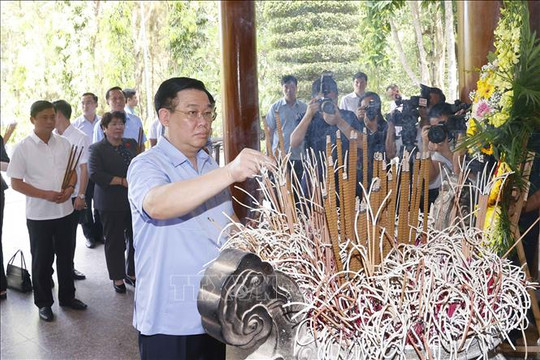 Chủ tịch Quốc hội dâng hương tại Khu di tích Ngã ba Đồng Lộc, Truông Bồn
