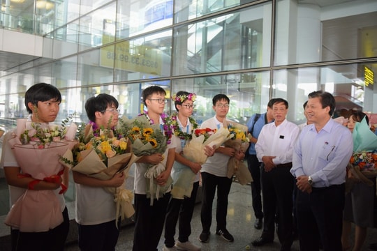 Bộ GD&ĐT đón, chúc mừng đội tuyển Việt Nam tham dự Olympic Toán học quốc tế