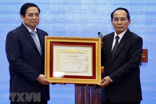 Lễ trao Huân chương của Lào tặng lãnh đạo cấp cao Đảng, Nhà nước Việt Nam