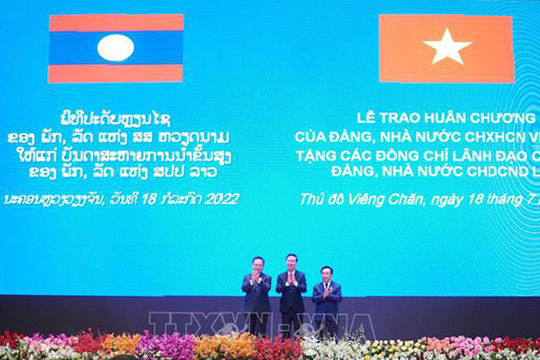 Trao Huân chương cao quý tặng lãnh đạo cấp cao Đảng, Nhà nước Lào