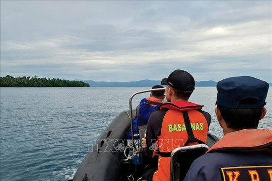 Vụ chìm tàu chở khách ngoài khơi Indonesia: 13 người vẫn mất tích