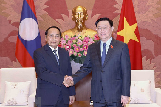 Chủ tịch Quốc hội Vương Đình Huệ tiếp Phó Chủ tịch nước Lào Bounthong Chitmany
