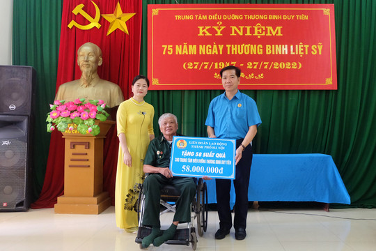 Liên đoàn Lao động thành phố Hà Nội thăm, tặng quà tại Trung tâm Điều dưỡng thương binh Duy Tiên
