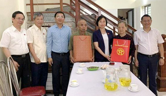 Đoàn đại biểu Quốc hội thành phố Hà Nội thăm, tặng quà đối tượng chính sách tại huyện Mê Linh