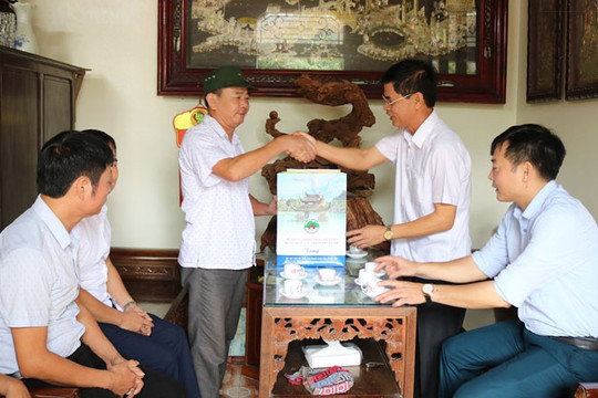 Huyện Quốc Oai thăm, tặng quà các gia đình chính sách
