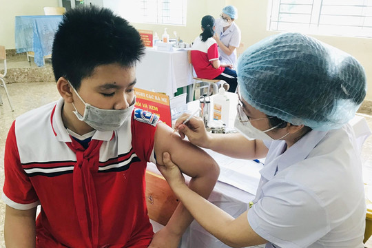 Thành phố Hồ Chí Minh chú trọng tiêm mũi 3 vắc xin phòng Covid-19 cho trẻ từ 12-17 tuổi