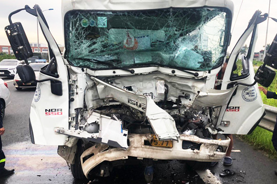 Cắt cabin cứu người bị nạn trên cao tốc Hà Nội - Hải Phòng