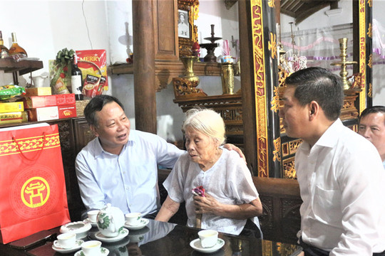Phó Bí thư Thành ủy Nguyễn Văn Phong tặng quà gia đình có công tại huyện Quốc Oai
